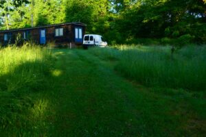 Mei, oprit naar de mobil home